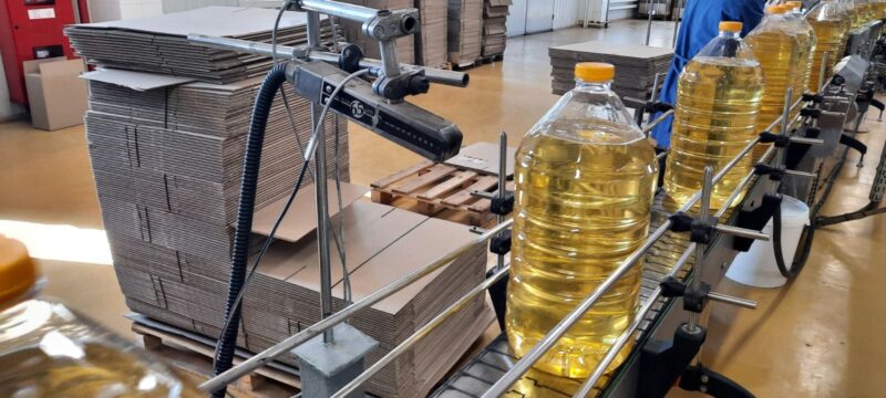 Refined sunflower oil packaging process.